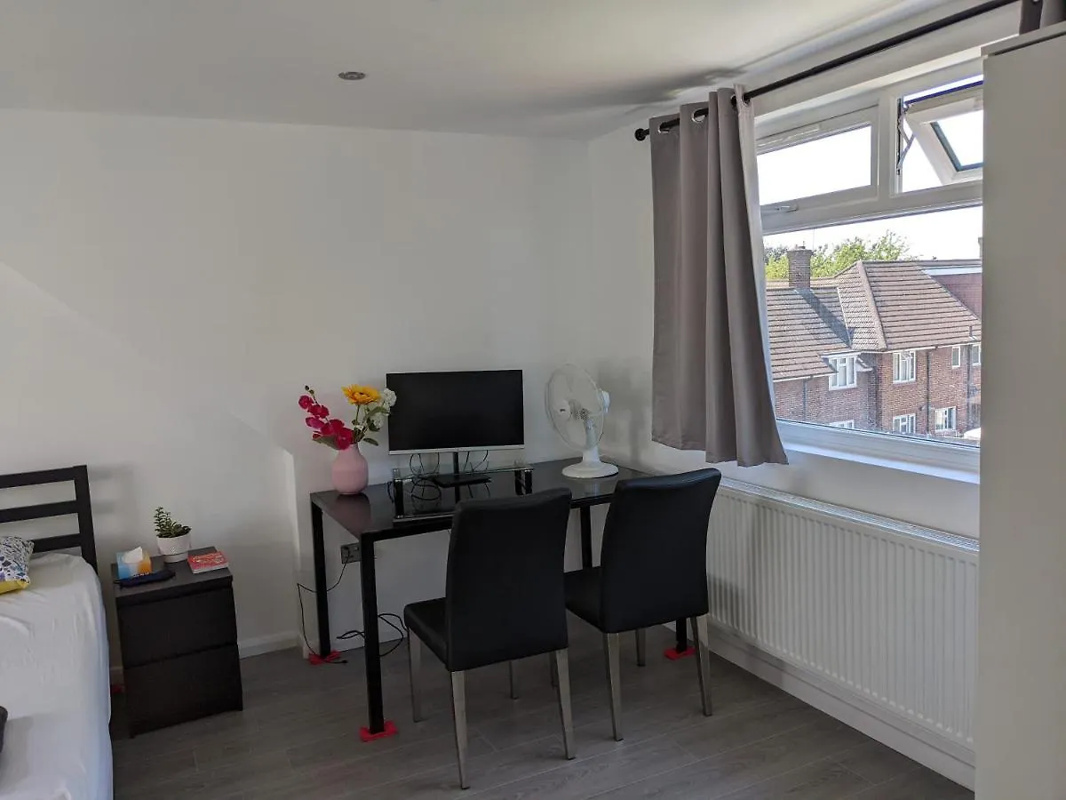 32 Apartment Ashford  Ashford (Surrey)