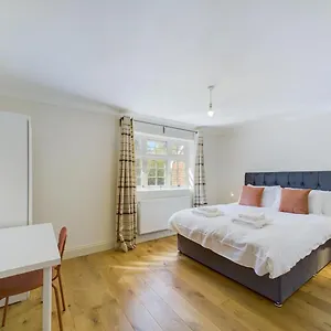 Apartment Duplex Redhill Town Centre By Livingo, Redhill (Surrey)